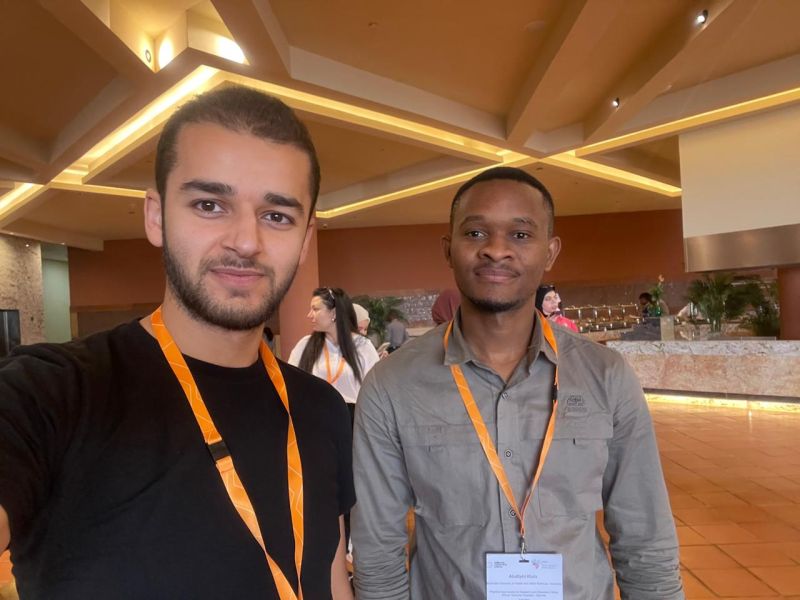 Mohamed Rashad Rouen prend un selfie